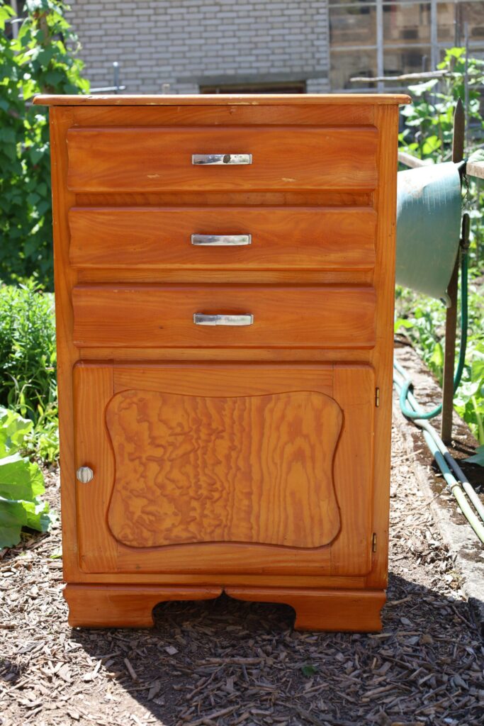 Pine wood chest of drawers