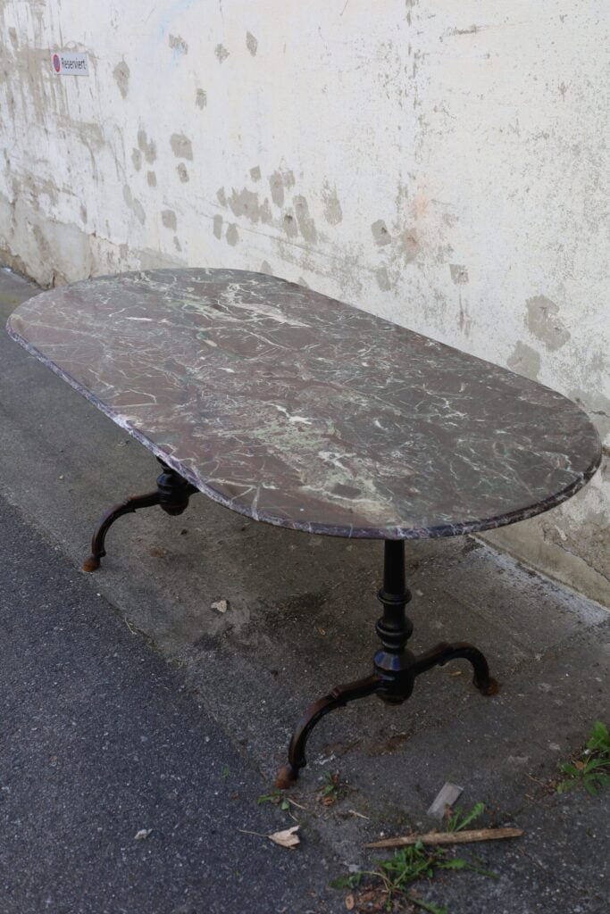 Table ovale en marbre avec pieds spéciaux en fonte