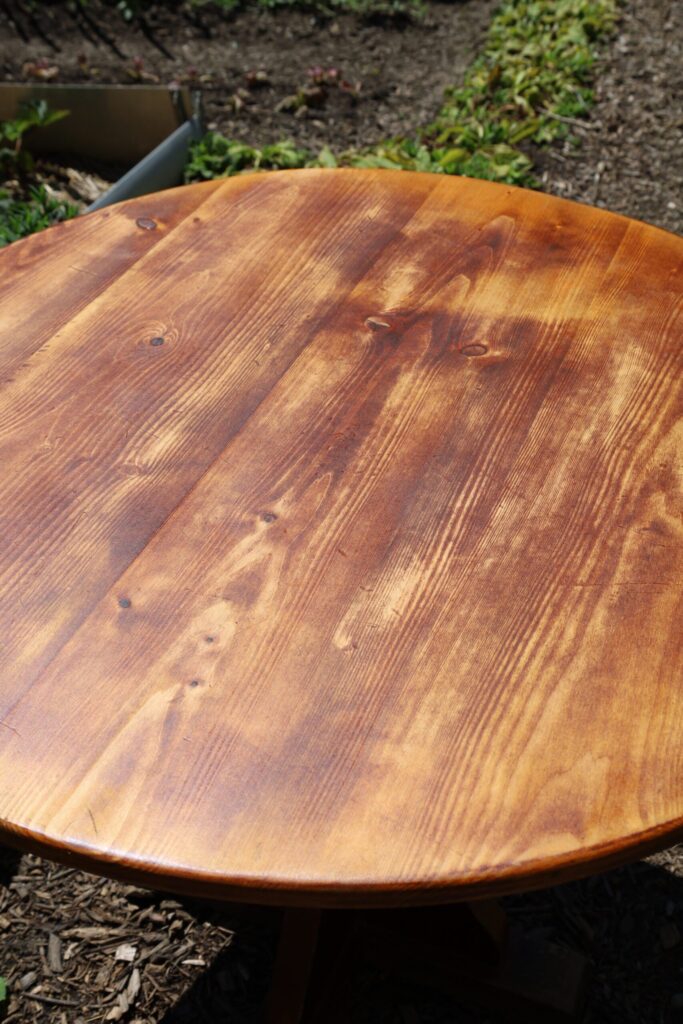 Table ronde en bois de pin