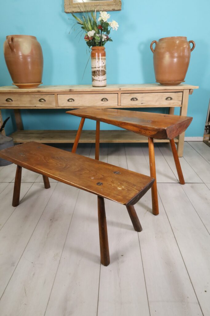 Charmant petit banc antique avec table