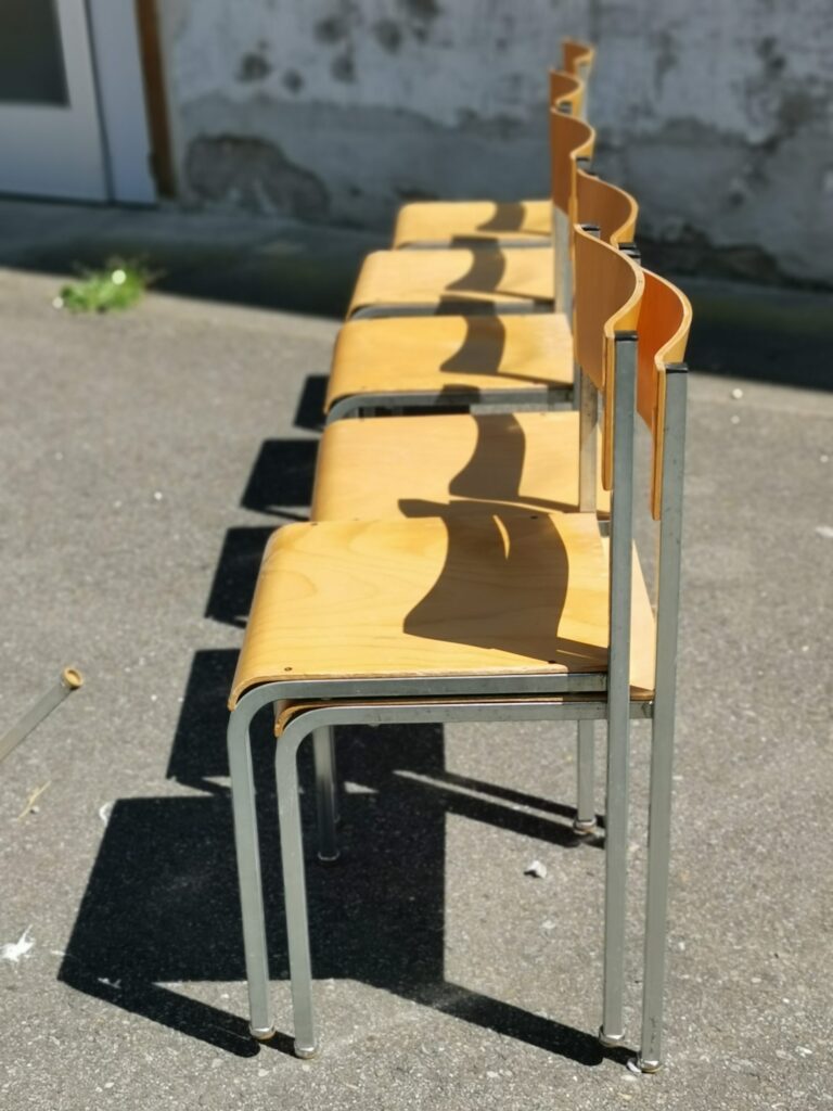 24 chaises empilables avec cadre métallique