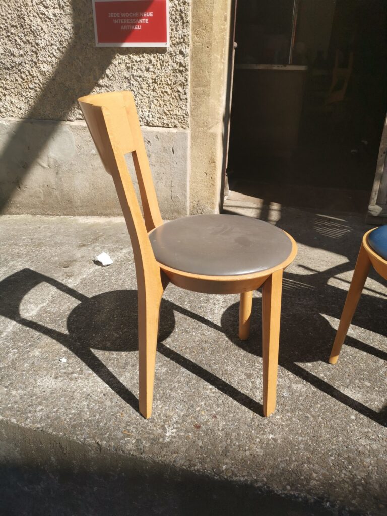 Stain chairs with round imitation leather seats