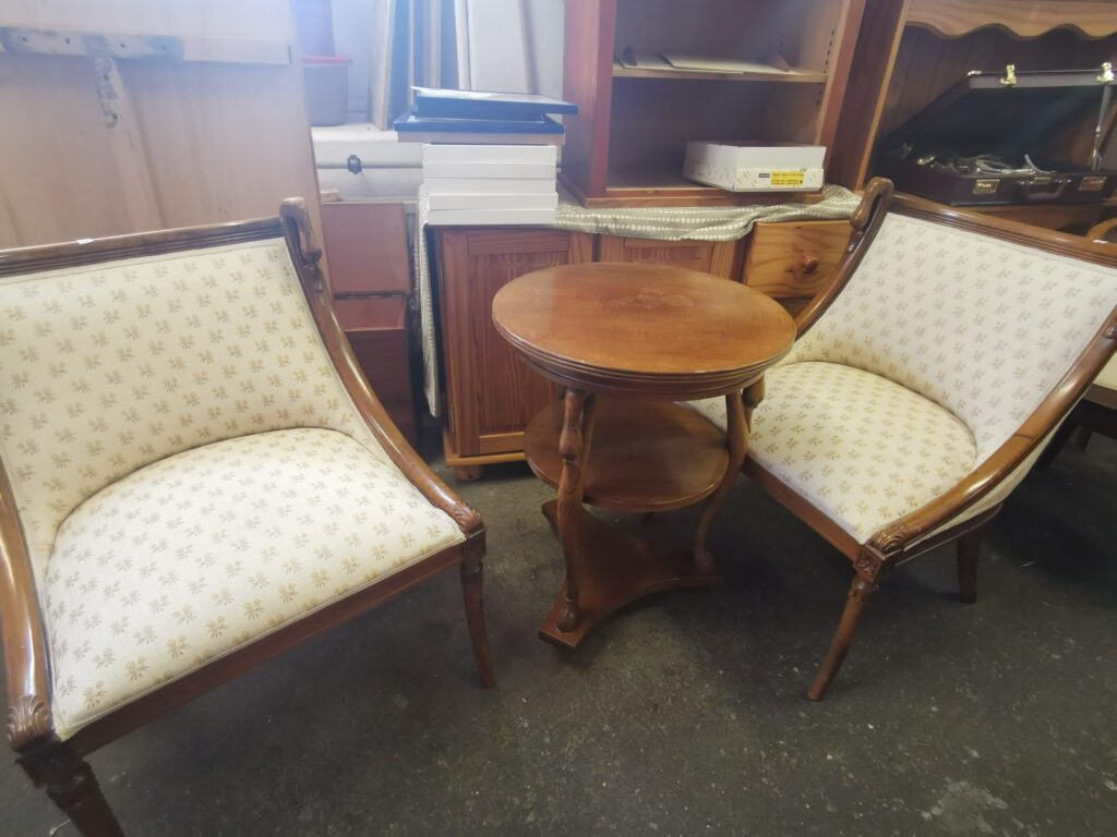 2 English armchairs incl. table