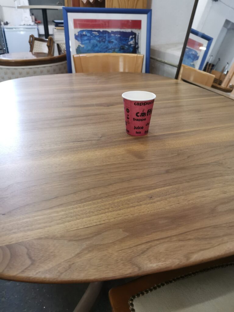 Table de salle à manger en noyer