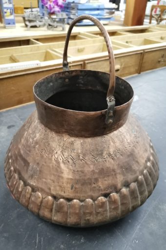 Pot en cuivre antique, forgé à la main