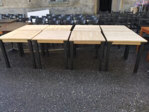 8x quadratische Tische