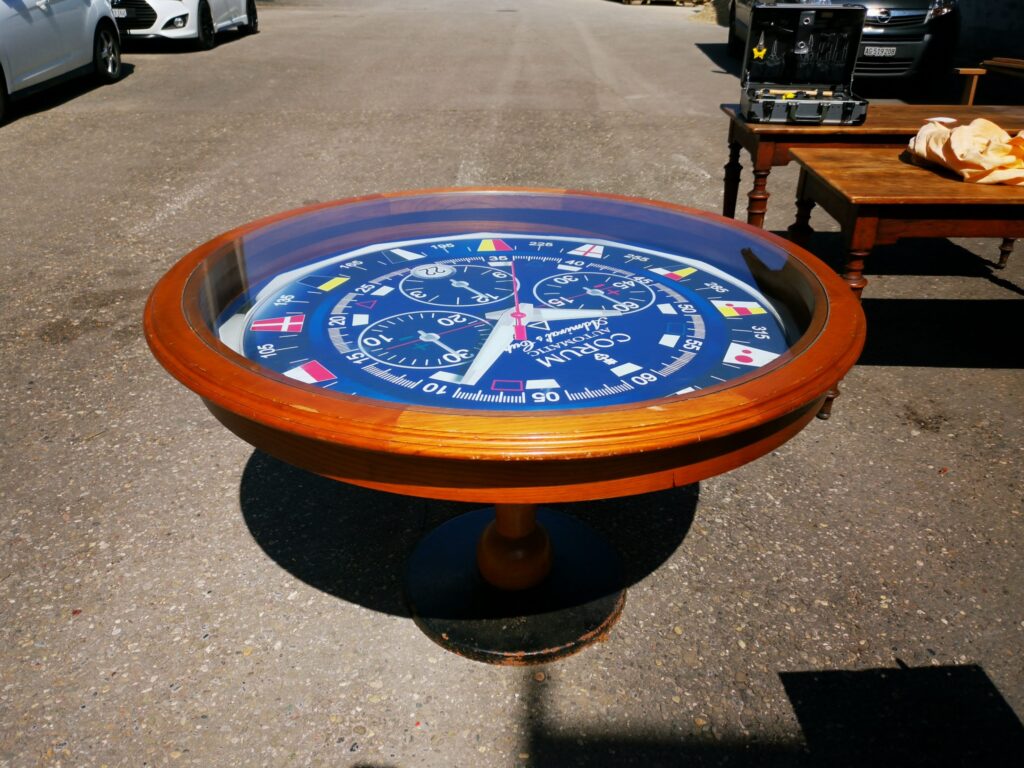 5 large round tables