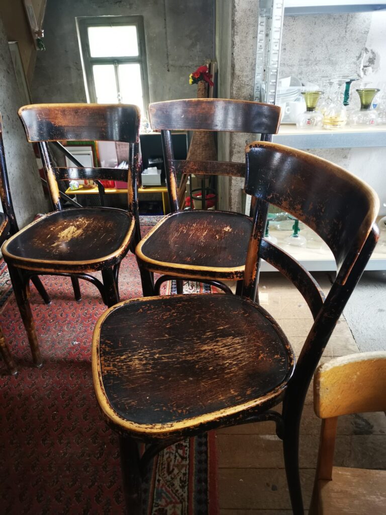 16x chaises antiques Horgen Glarus noir