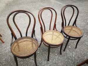 3 chaises antiques en bois courbé avec tressage viennois