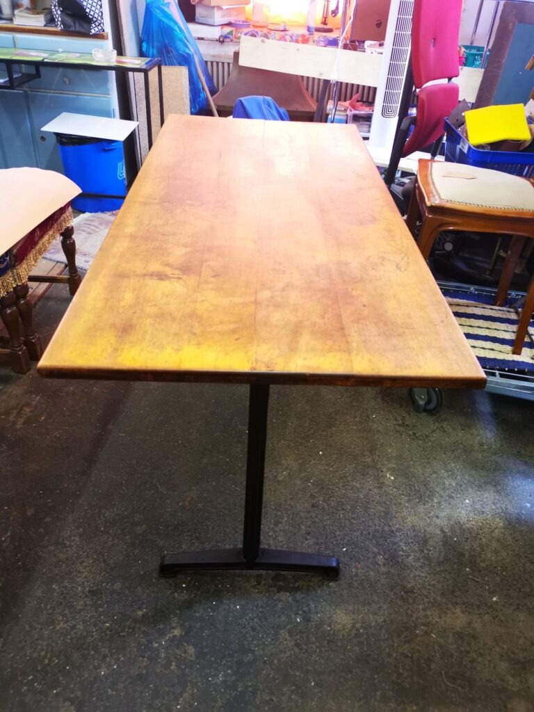 Table de salle à manger antique avec des pieds en fonte