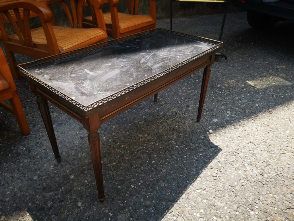 Ancienne table basse Louis XVI