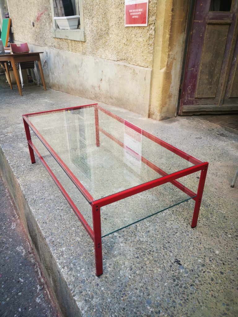 Table basse rouge vintage