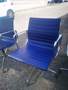4x Vitra Eames 108 Stühle blau Leder