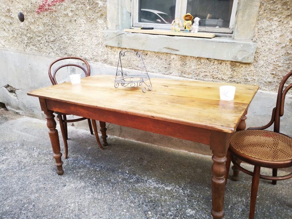 Ancienne table de bistrot français en hêtre