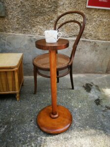 Petite table d'appoint ancienne
