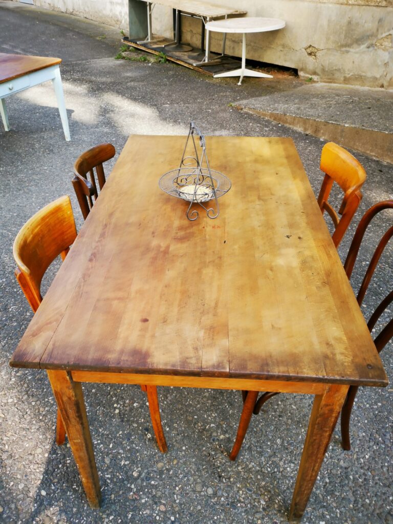 Table de salle à manger antique