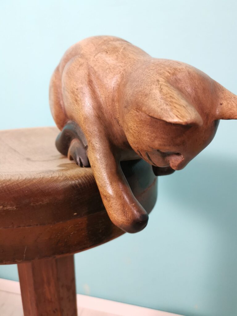 Chat sculpté à la main