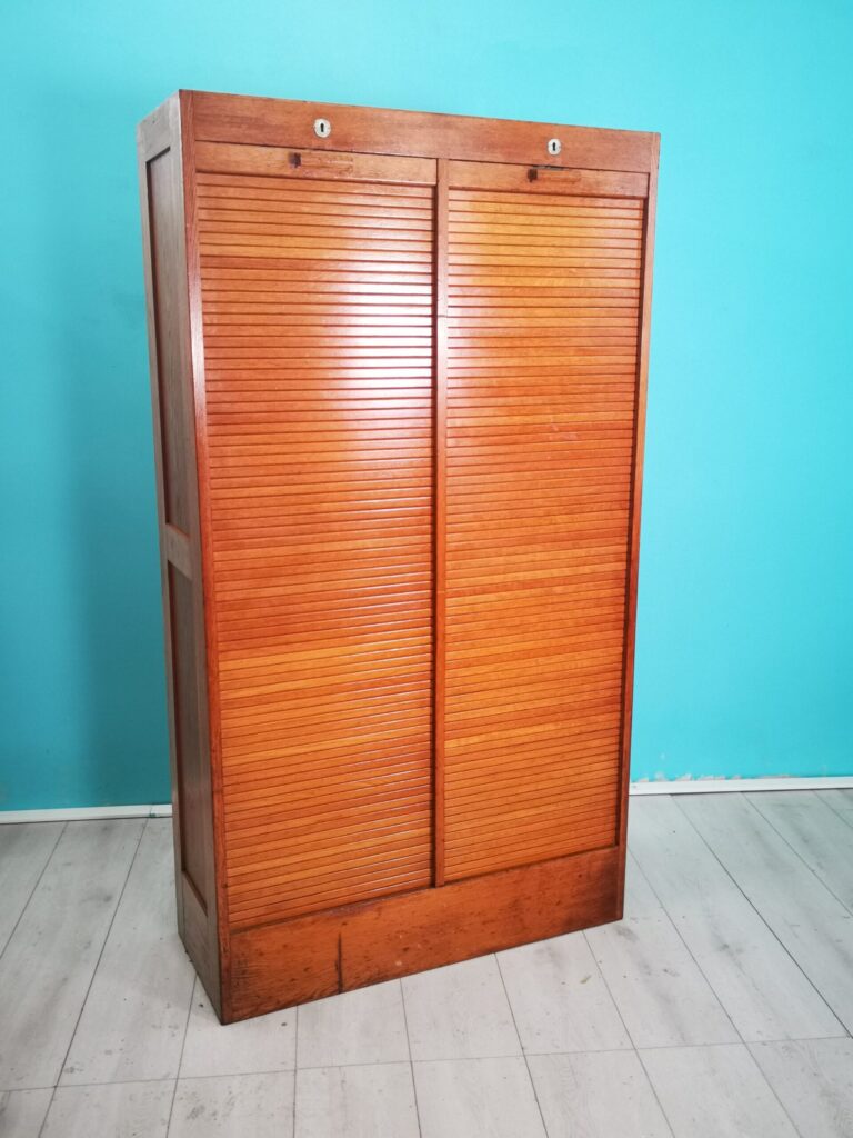 Hoher Vintage Lateralschrank