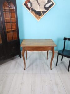 Antiker französischer Tisch aus Eiche