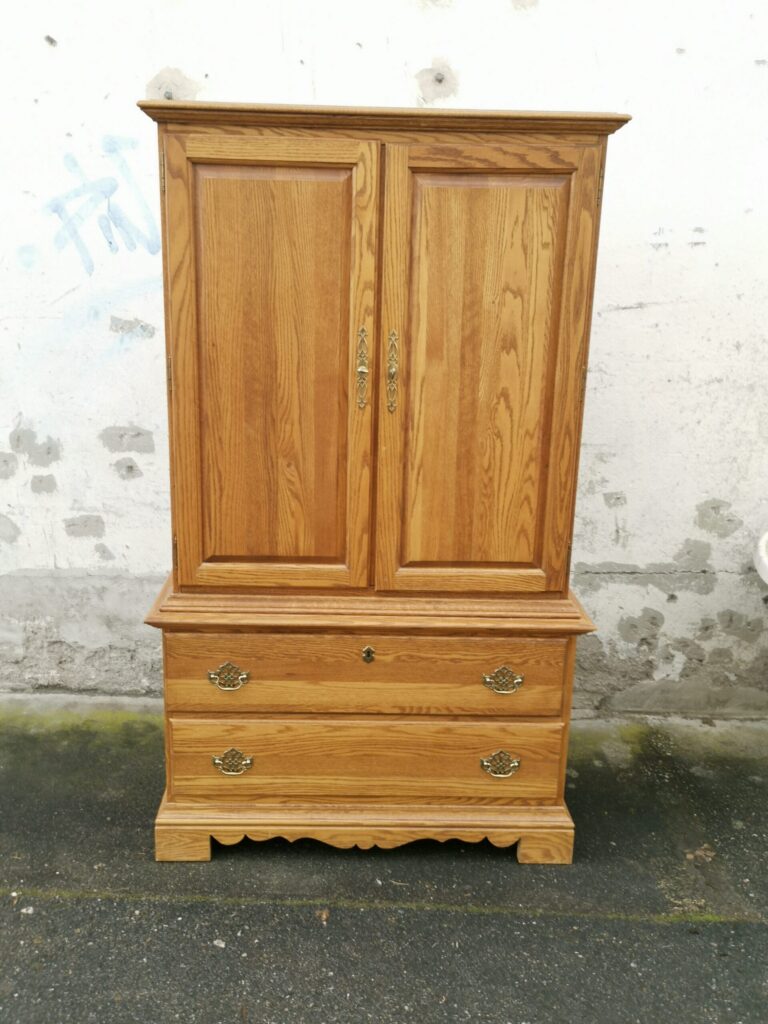 Grandiose American oak chest of drawers