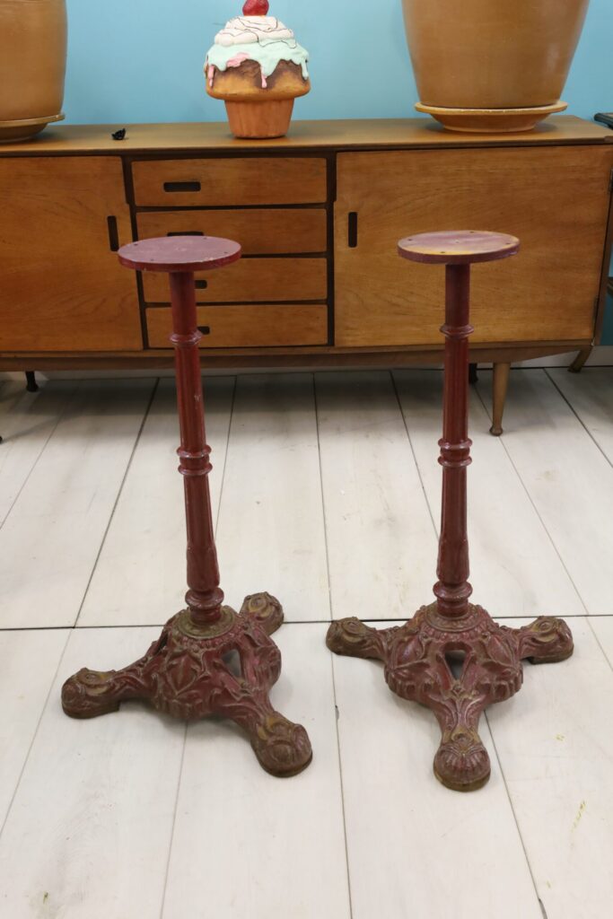 Pieds en fonte rouge pour tables de bistrot