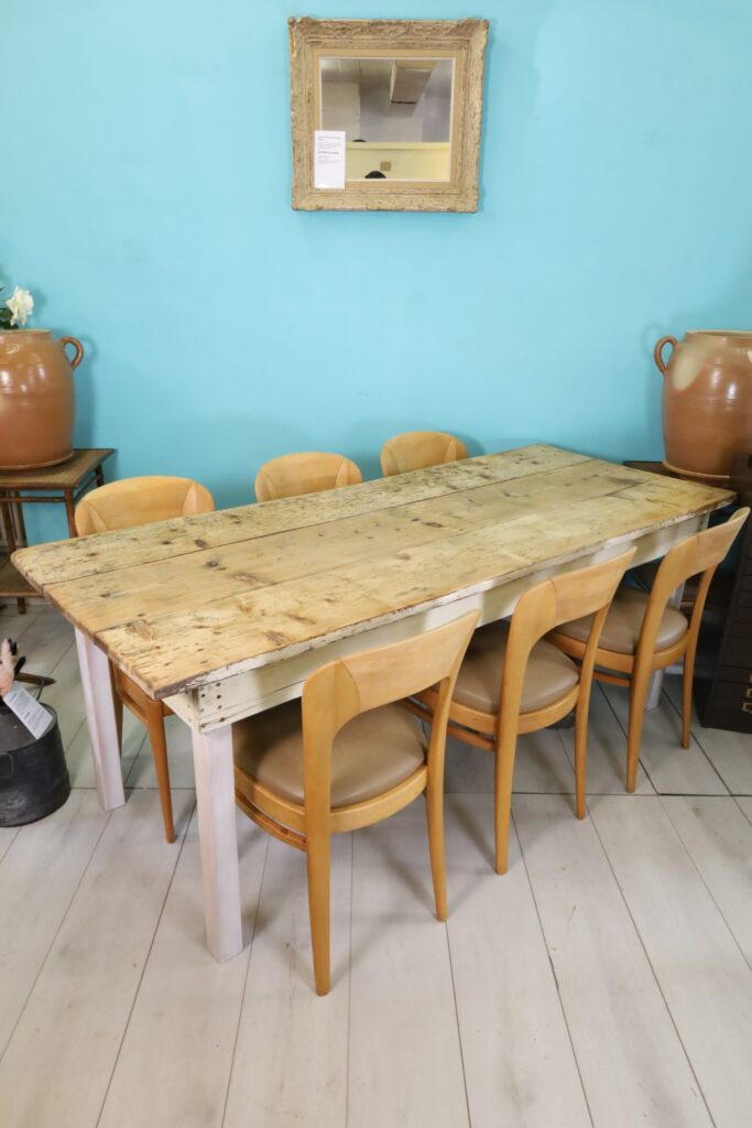 Table ancienne en sapin avec pieds blancs