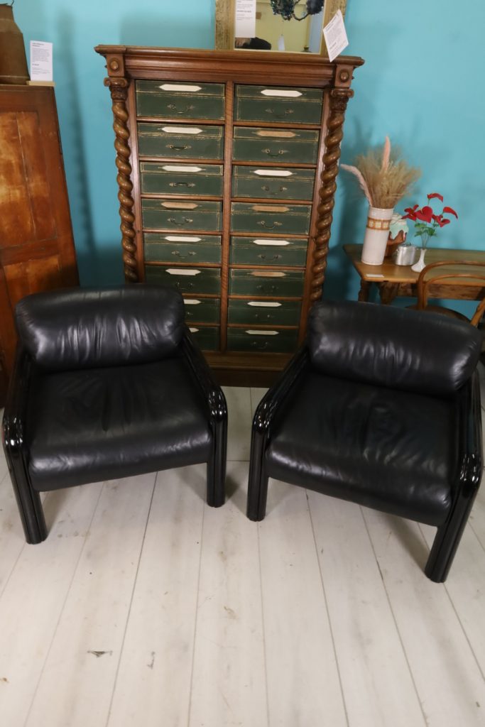 Une paire de fauteuils lounge en cuir vintage de haute qualité