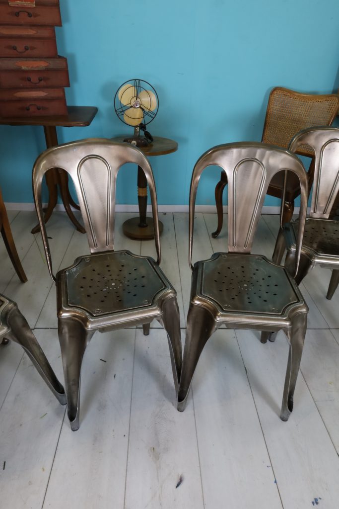 Chaises françaises en métal robuste