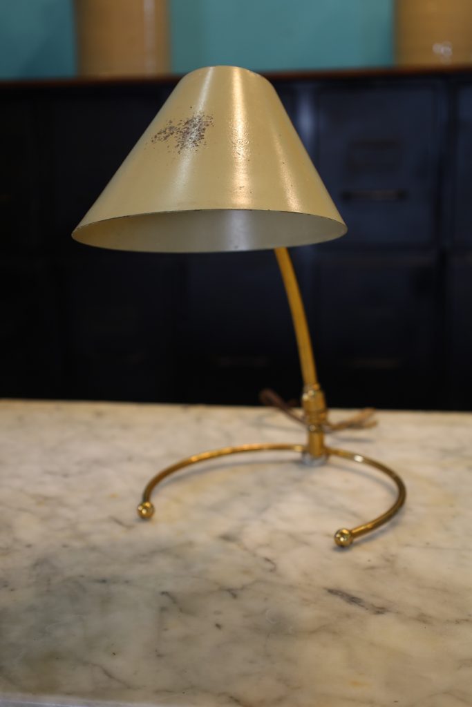 Petite lampe de table en laiton des années 50