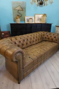 Chesterfield Sofa leicht restauriert