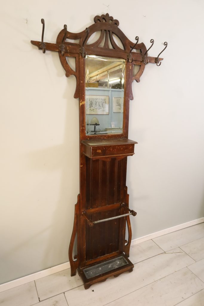 Wardrobe from the Art Nouveau in oak