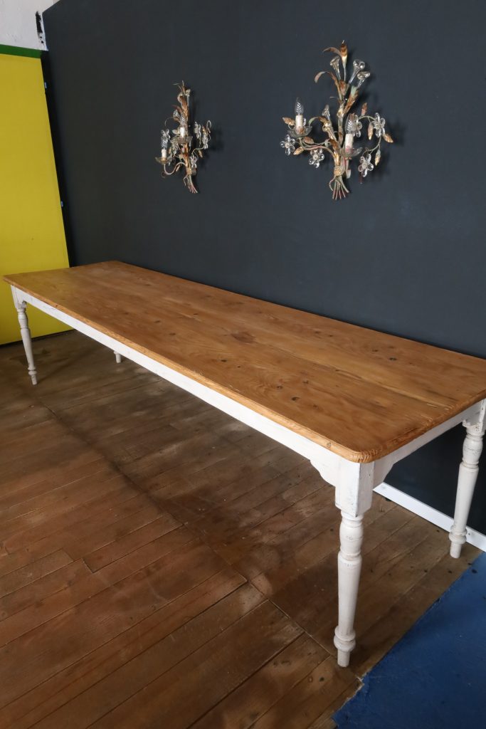 Table antique géante en sapin de 295 cm (réservée)