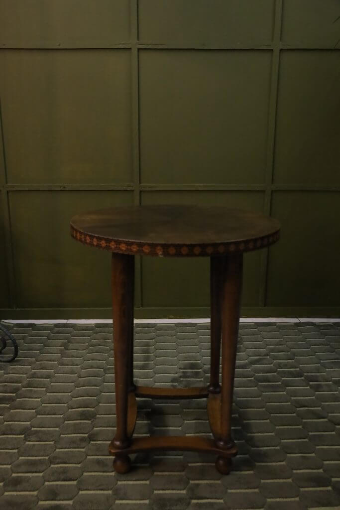 Petite table d'appoint avec marqueterie