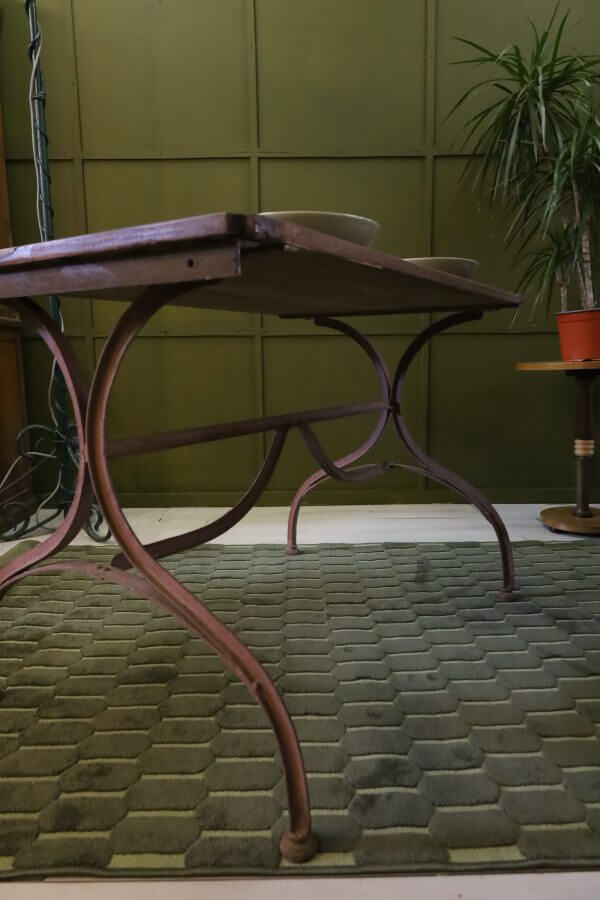 Antique dining table with iron legs - Image 3 | bevintage.ch