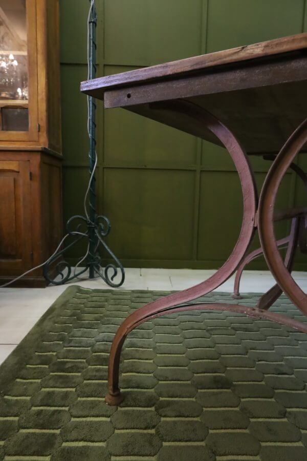 Antique dining table with iron legs - Image 1 | bevintage.ch