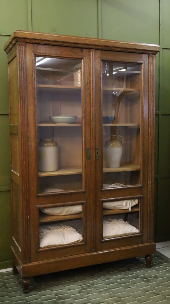 Oak cabinet - 20th century