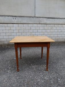 Kleiner Tisch – Tannenholz – Anfang 20. Jahrhundert