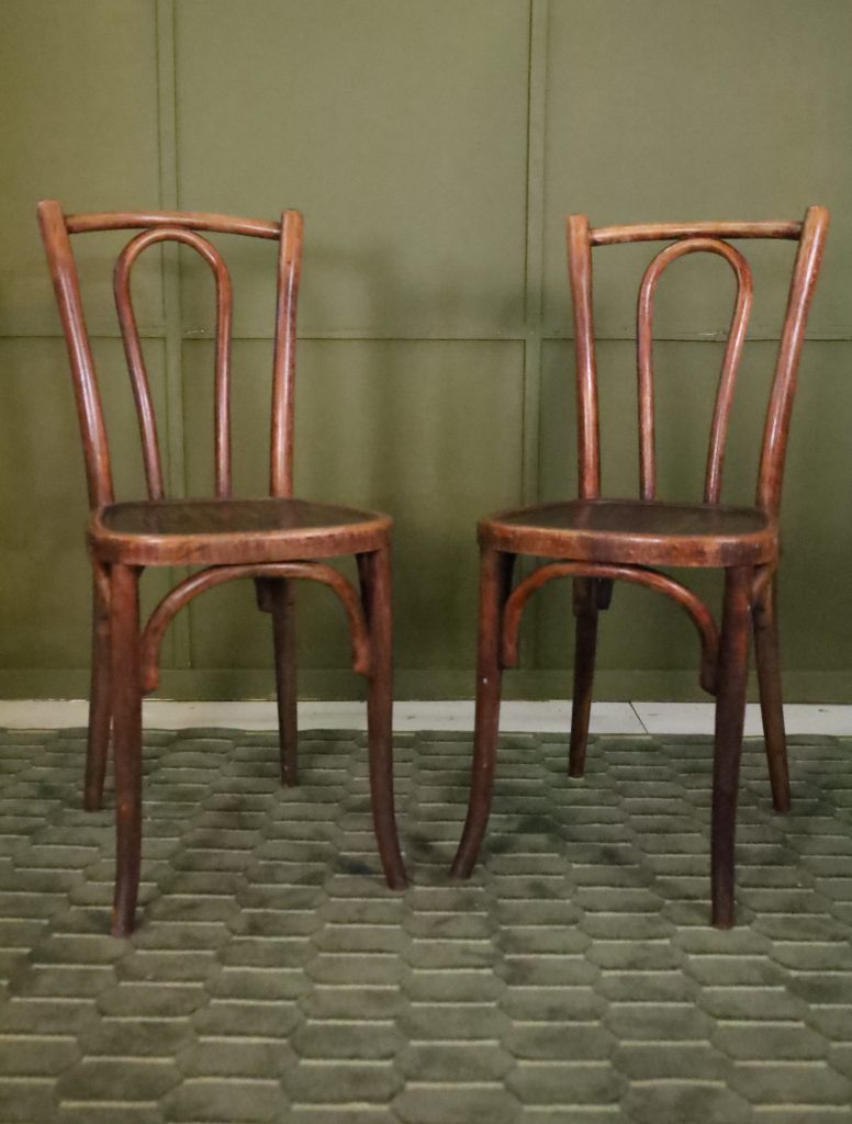 Chaises antiques sombres - Art Nouveau - 25 pcs