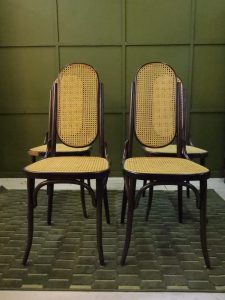 Dunkel gebeizte Stühle im Thonet Stil – 4 Stk