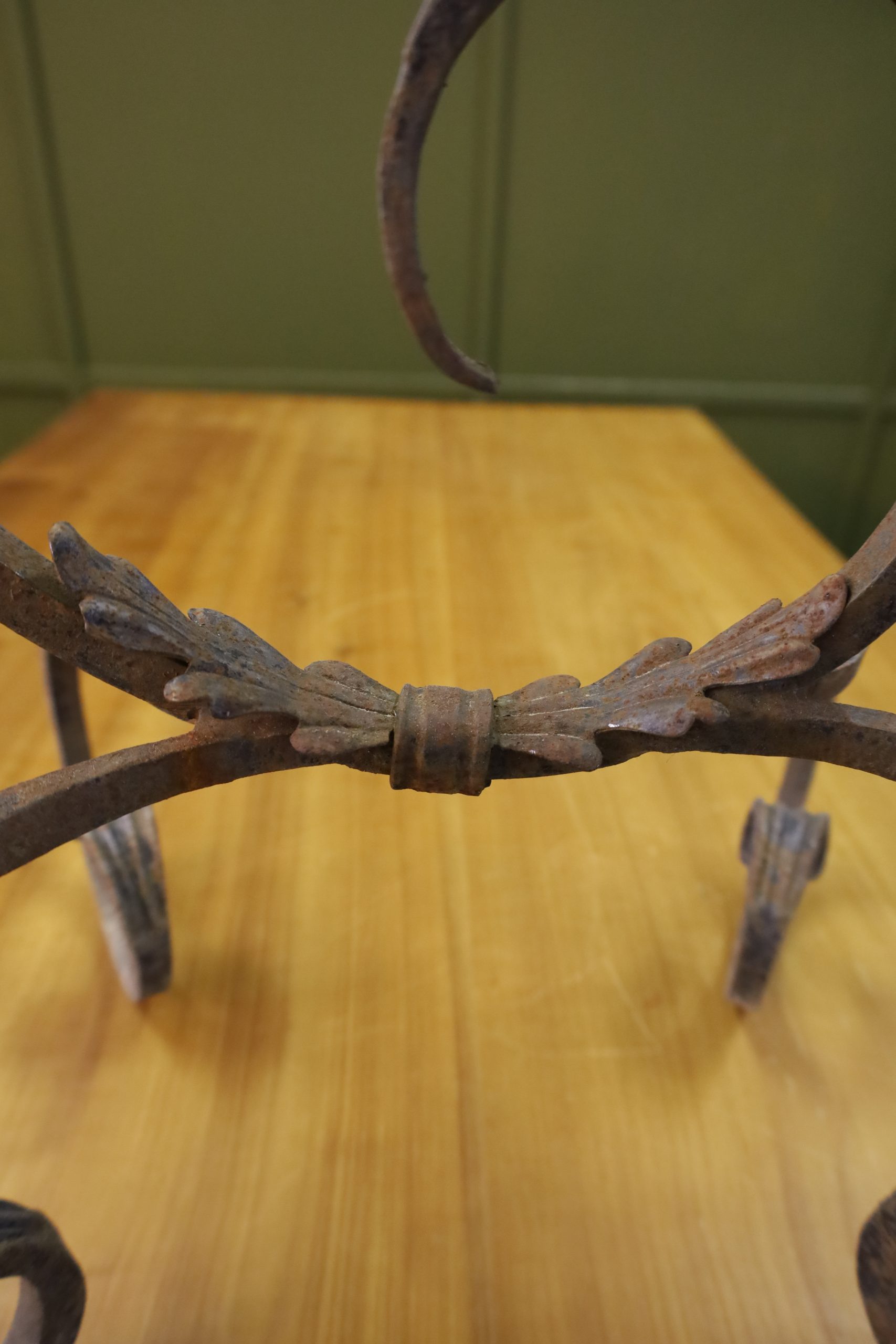 Ancien pied de lampe décoratif en fer forgé