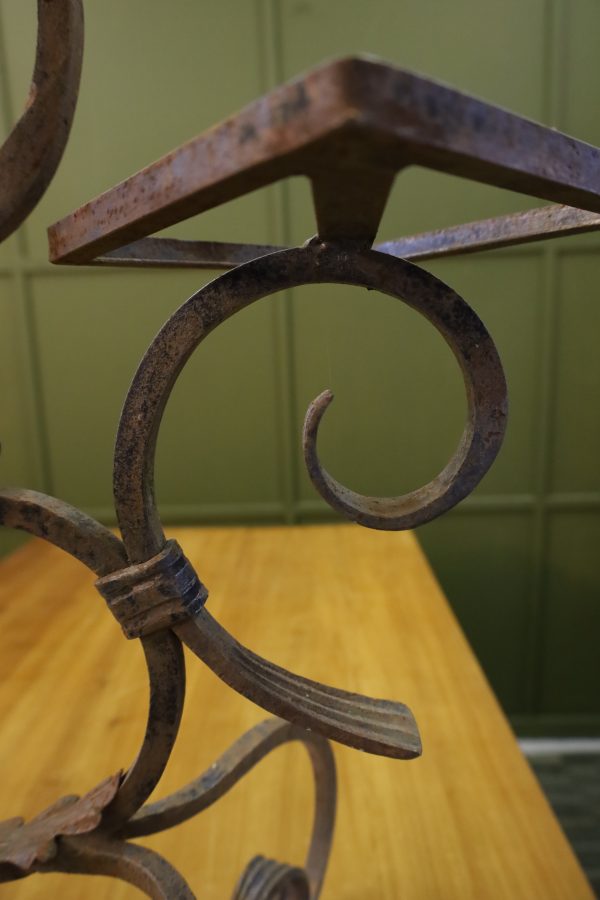 Ancien pied de lampe en fer forgé