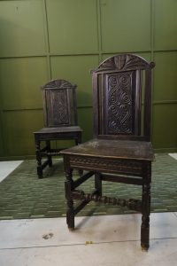 Anciennes "chaises de hall" en chêne - 17ème siècle
