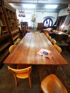 Riesiger Tisch – Anfang 20. Jahrhundert – Tannenholz