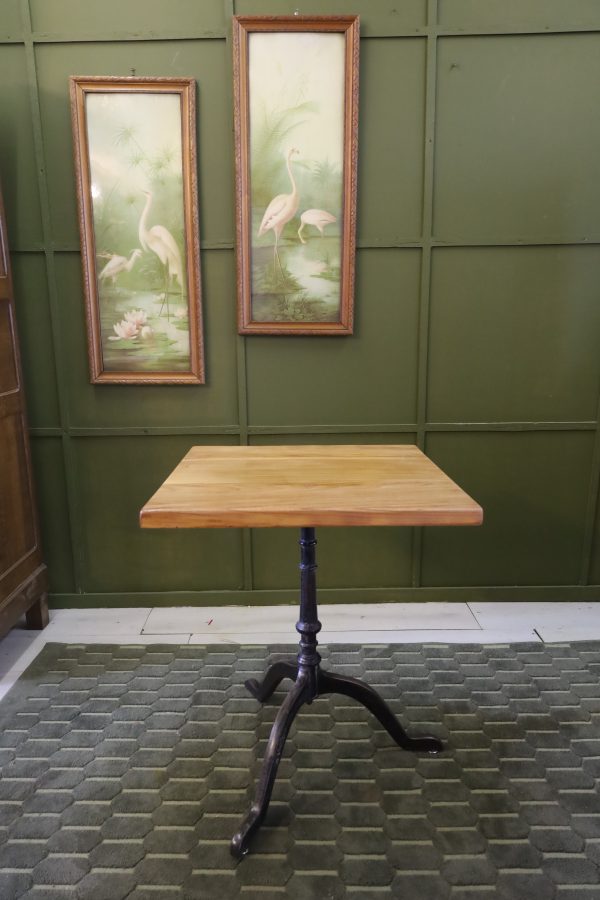 Small Horgenglarus square table