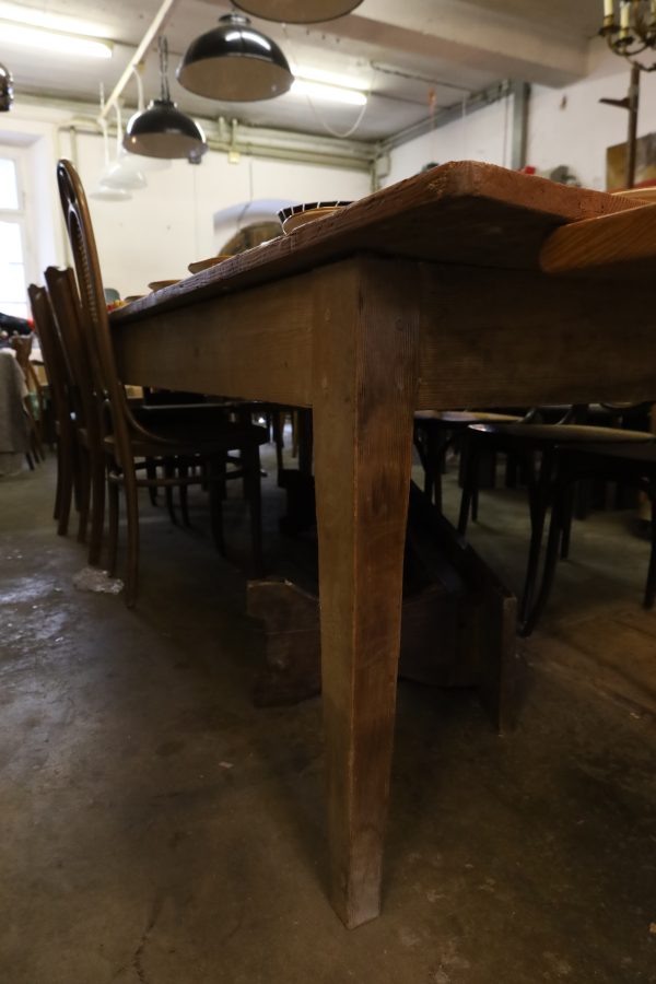 Grosser antiker Tisch