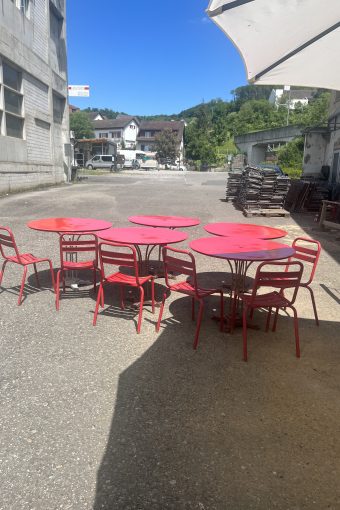 Table de jardin ronde rouge - nouveau revêtement par poudre - années 60 - 1/5 pc