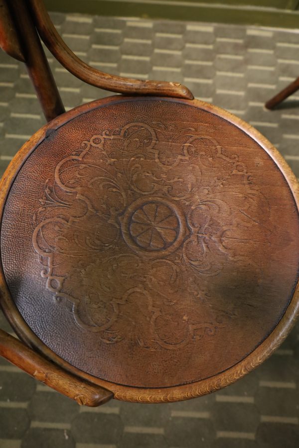 Chaises antiques en bois courbé
