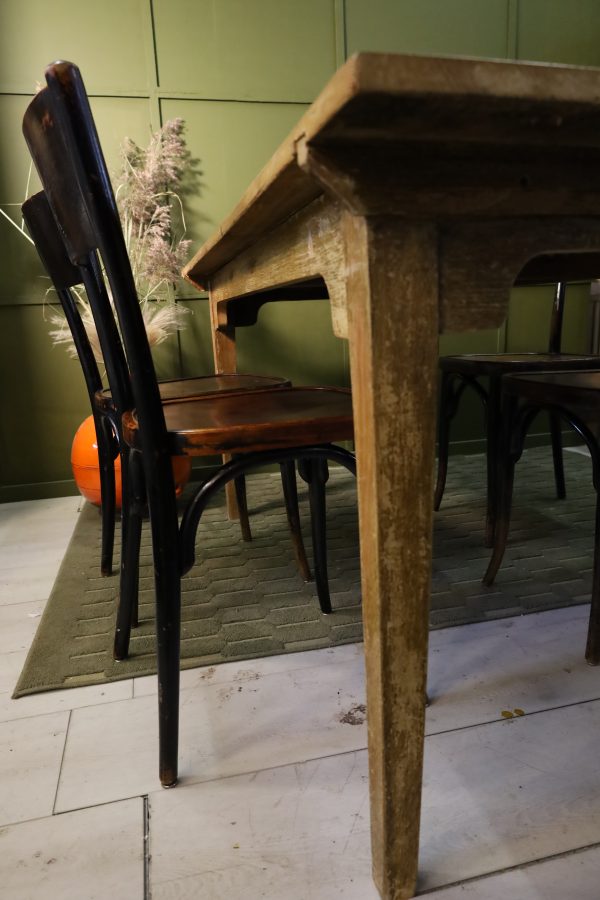 Table de salle à manger antique en bois de sapin