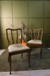 Englische Arts & Crafts Stühle – Nussbaum – Anfang 20. Jahrhundert – 1/4 Stk