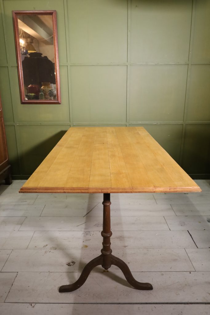 Table de salle à manger en hêtre avec pieds en fonte Horgenglarus 160x80cm (réservé)